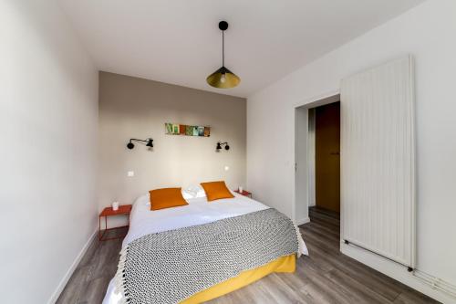 une chambre avec un lit dans une pièce blanche dans l'établissement Fontainebleau Sweet Home Garden, à Fontainebleau