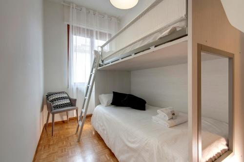 フィレンツェにあるMamo Florence - Lungarno Apartmentのベッドルーム(二段ベッド1組、鏡付)