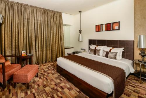 Postel nebo postele na pokoji v ubytování Pride Hotel Pune