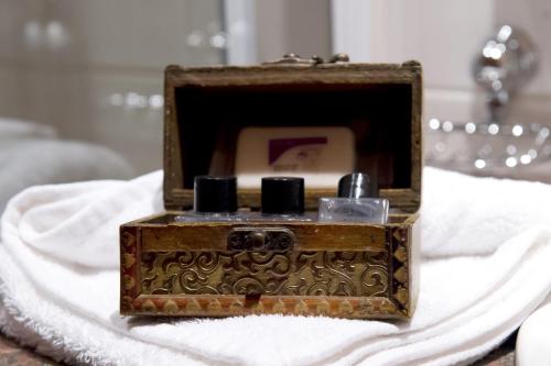 a wooden box sitting on top of a white towel at Primavera Guest House in Bloemfontein