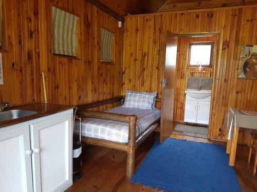 Tempat tidur dalam kamar di Mountain Breeze Log Cabins