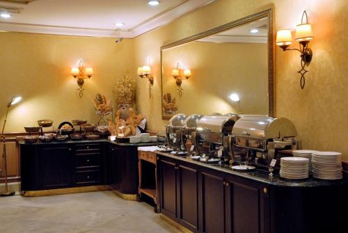 伊斯坦布尔塔克西姆中央宫酒店的厨房配有带大镜子的台面