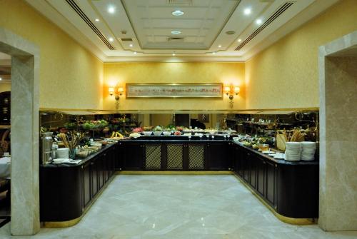 伊斯坦布尔塔克西姆中央宫酒店的一间提供自助餐的餐厅,展示着各种美食