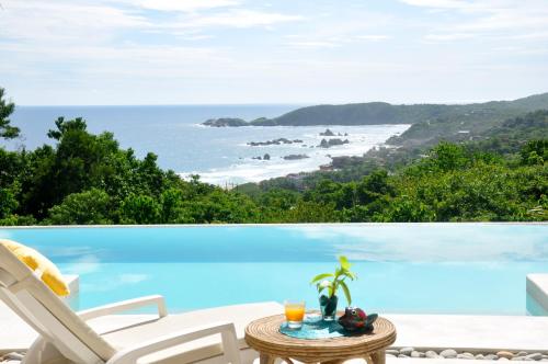 a patio with a view of the ocean at Casa Cometa in San Agustinillo