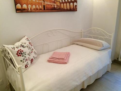 ボローニャにあるLa Petroniana Homeの白いベッド(ピンクの毛布、枕付)