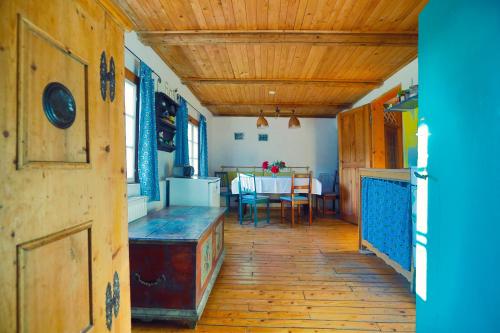 a room with a table and a wooden ceiling at Dom Przysłupowy Educare -Agroturystyka Slow Food in Świeradów-Zdrój
