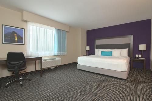 Letto o letti in una camera di CHN Hotel Monterrey Aeropuerto, Trademark by Wyndham