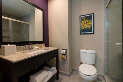 Bagno di CHN Hotel Monterrey Aeropuerto, Trademark by Wyndham