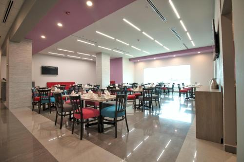 Ristorante o altro punto ristoro di CHN Hotel Monterrey Aeropuerto, Trademark by Wyndham