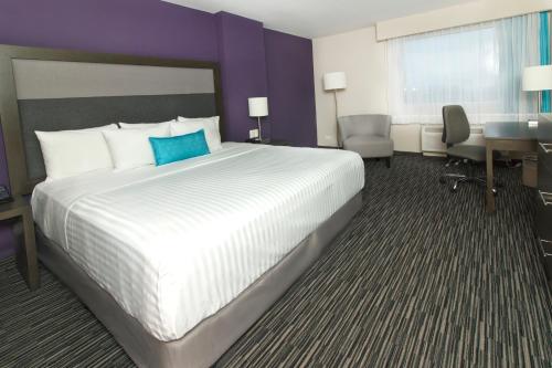 Letto o letti in una camera di CHN Hotel Monterrey Aeropuerto, Trademark by Wyndham