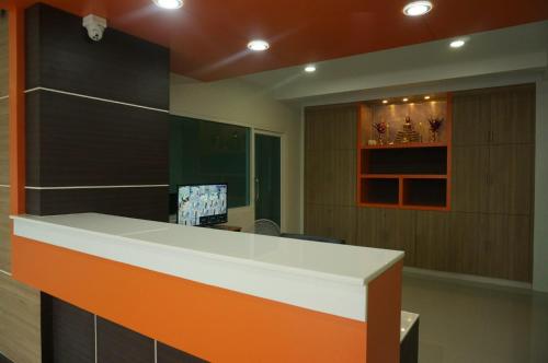 una oficina con un mostrador de recepción naranja y blanco en A.D. Living, en Hua Hin
