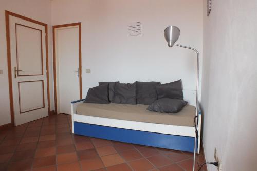 - un petit lit dans une chambre avec une lampe dans l'établissement Le Soleil, à Campo nell'Elba