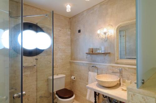 テオロゴスにあるvilla Titinaのバスルーム(洗面台、トイレ、シャワー付)