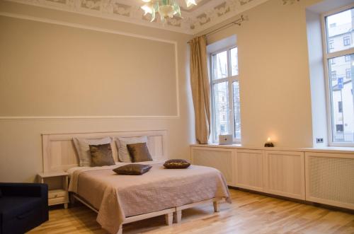 1 dormitorio con 1 cama con 2 almohadas en City Inn Riga Apartment, Barons promenade with parking, en Riga