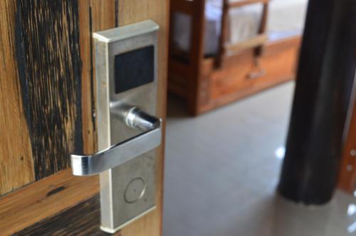 a close up of a door with a metal latch at La Facha Hostal Restaurant Surf in Mompiche