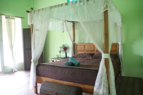 En eller flere senge i et værelse på Pajoka Sulawesi