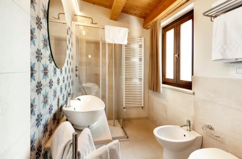 a bathroom with two sinks and a mirror at Aruciméli Rural Resort in Giarratana