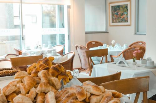 a bunch of bread sitting on a table in a restaurant at Hotel Sunset Beach in Punta del Este