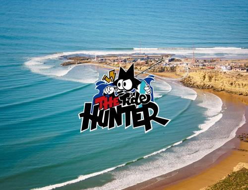 un logotipo para el Newinger en una playa en Tidehunter Surf House, en Imsouane