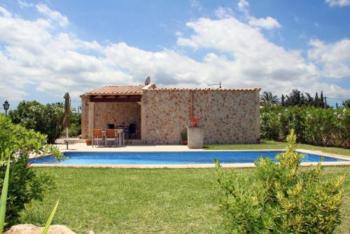 Villa con piscina en un patio en Ca Na Cati en Pollença