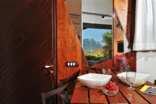 a bathroom with two sinks on a wooden table at Residence L'Ea di Lavru - Appartamenti Mono-Bilo-Trilocali in Porto San Paolo