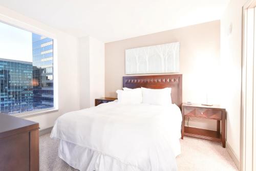 Un pat sau paturi într-o cameră la Global Luxury Suites at Boston Seaport
