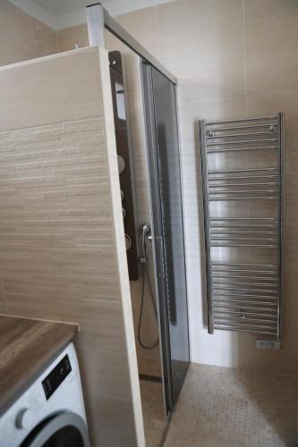 - une douche dans la cuisine équipée d'un lave-linge dans l'établissement 3P luxe proche Croisette, à Cannes