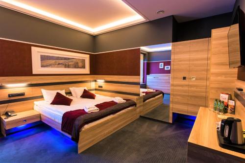 a bedroom with a large bed in a room at Villa Winterpol in Karpacz