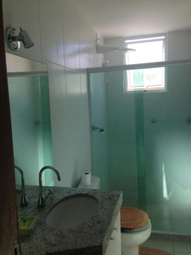 A bathroom at Apto na prainha- arraial do cabo