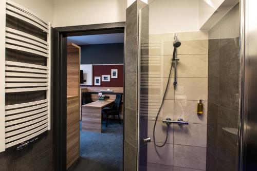 a bathroom with a shower and a desk at Villa Winterpol in Karpacz