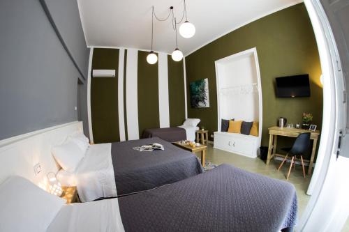 ein Schlafzimmer mit 2 Betten und ein Zimmer mit einem Schreibtisch in der Unterkunft Balate Maqueda B&B in Palermo
