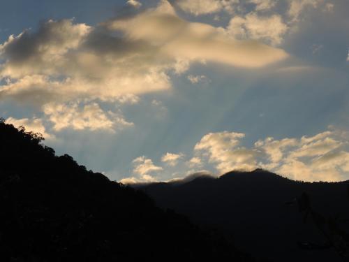 a cloudy sky with mountains in the background at Hostal Alto de la Montaña in Minca