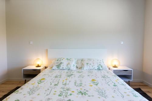 1 dormitorio con 1 cama y 2 mesitas de noche en Porto Nascente, en Oporto