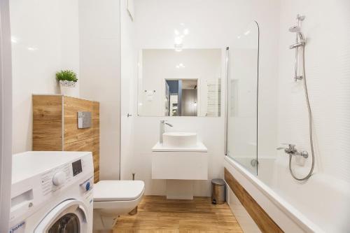 グダニスクにあるTricity Apartments - Mila Balticaのバスルーム(トイレ、洗面台、洗濯機付)