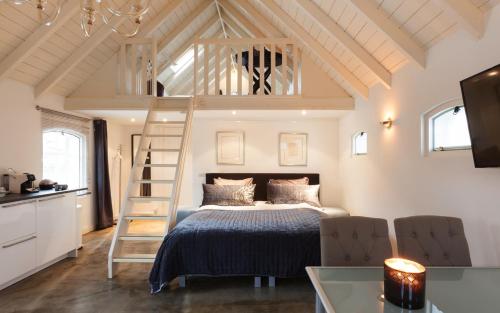 Кровать или кровати в номере Erve de Bakker op Westerflier