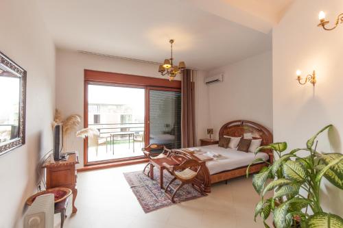 En eller flere senge i et værelse på The Belgrade Hills Rooms and Suites