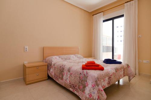 ベニドルムにあるComfortable apartment in Benidormのベッドルーム1室(赤いタオルが付いたベッド1台付)