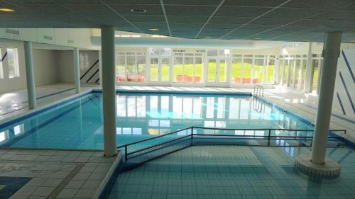 ホルムにあるAmelander Kaap 101の建物内の大きなプール