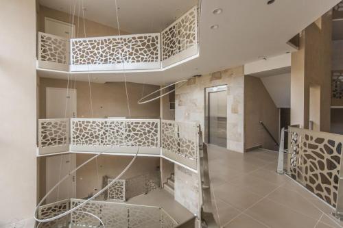 una escalera con estanterías blancas en una habitación en Boreas Carilo en Cariló