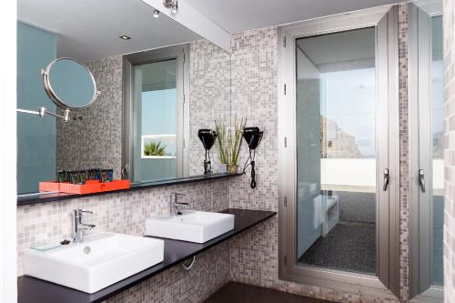 Baño con 2 lavabos y espejo en Hotel Spa Calagrande Cabo de Gata, en Las Negras