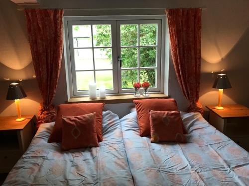 Tempat tidur dalam kamar di Bed & Breakfast Höllviken
