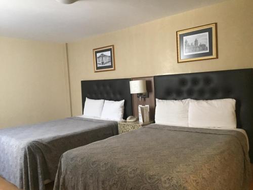 a hotel room with two beds in a room at Hotel Castropol in Mexico City