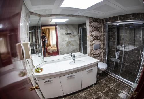 バルケスィルにあるAgrigento Resort Hotelのバスルーム(シンク、シャワー付)