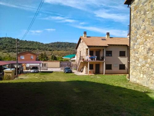 - Vistas a una casa con patio en Apartamento Paola. Prepirineo. Senderismo, relax..., en La Puebla de Castro