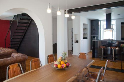 Cette chambre comprend une table avec un bol de fruits. dans l'établissement La Casa Cosy, Appart'Hôtel, à Biarritz
