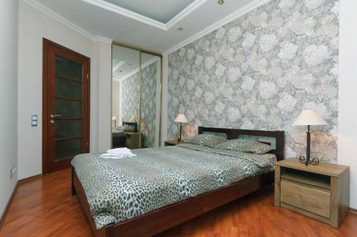 キーウにあるTwo Bedroom Apartment on Kreschatik, Kyiv center with great viewの花柄の壁紙を用いたベッドルーム1室