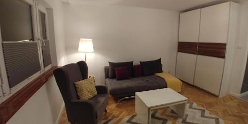 ワルシャワにあるOgrodowa Small Apartmentsのリビングルーム(ソファ、テーブル付)