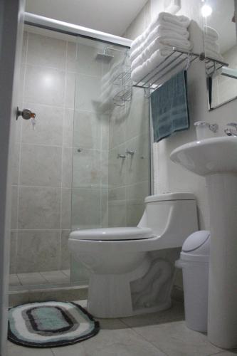 Ett badrum på Luxury Department Tlaquepaque