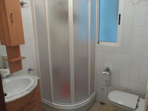 ブロンチャレスにあるCasa Rosaliaのバスルーム(シャワー、トイレ、シンク付)