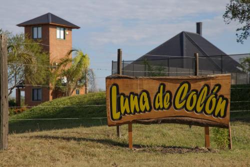 un cartel que dice laega do colion frente a una casa en Luna de Colon en Colón